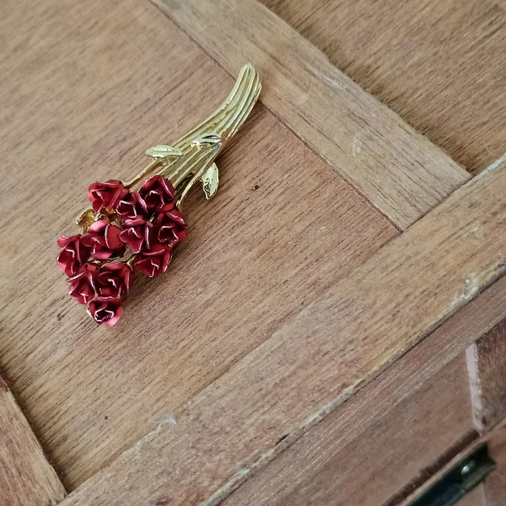 Red Rose Bouquet Brooch